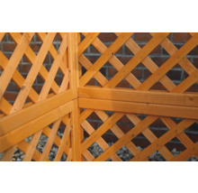 Detailansicht eines Holzspaliers für den Garten