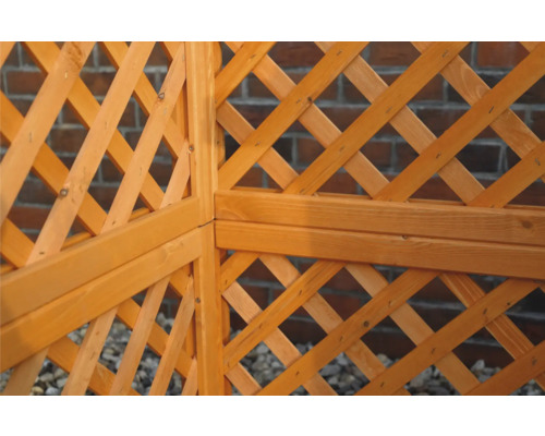 Detailansicht eines Holzspaliers für den Garten