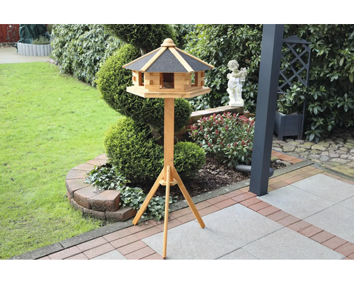 Vogelhaus aus Holz mit Ständer im Garten