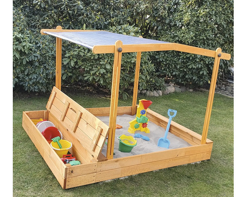 Sandkasten mit Sonnenschutz und Spielzeug im Garten