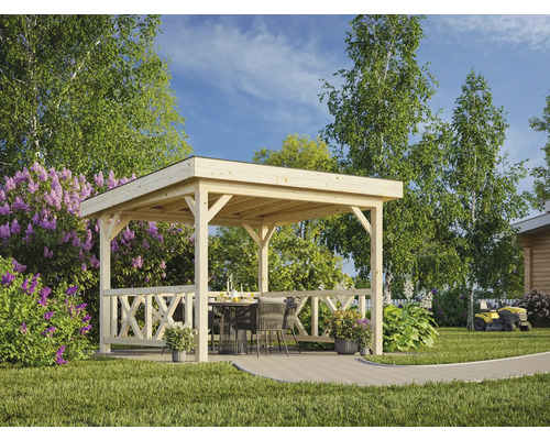 Holzpavillon mit Tisch und Stühlen im Garten