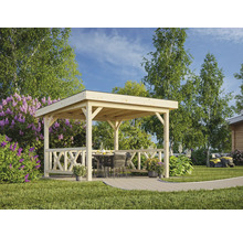 Holzpavillon mit Tisch und Stühlen im Garten.