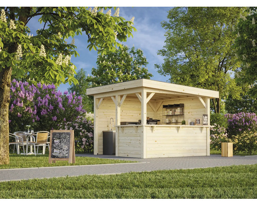 Garten Szene mit Holz Gartenbar, Pflanzen und Gartenmöbeln.