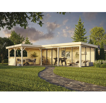 Helles Gartenhaus mit Terrasse, Möbeln und Glasfronten auf Rasenfläche