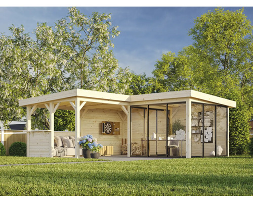 Holzgartenhaus mit Terrasse und geschlossenem Bereich im Garten.