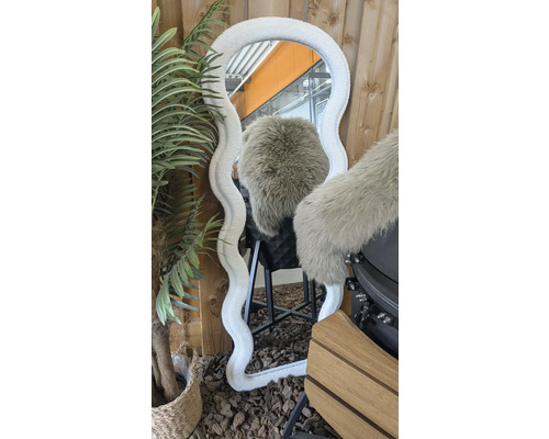 Dekorativer Spiegel mit geschwungenem, weichem Rahmen und Kunstpflanze