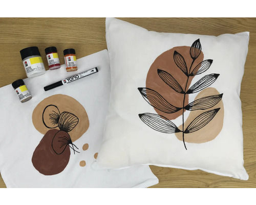 Dekokissen und Stofftasche mit Textilfarben und Stift bemalt