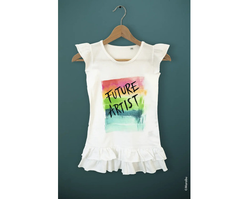 Weißes T-Shirt mit dem Aufdruck Future Artist auf einem Kleiderbügel