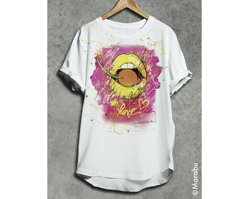 Weißes T-Shirt mit Mund-Motiv auf einem Kleiderbügel