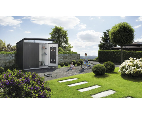 Gartenszene mit modernem Gerätehaus, spielenden Kindern und gepflegtem Garten