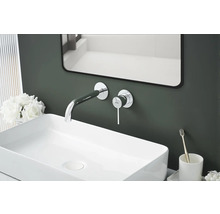 Modernes Badezimmer mit Waschbecken, Armatur und Spiegel