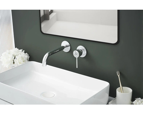 Modernes Badezimmer mit Waschbecken, Armatur und Spiegel