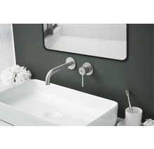 Modernes Badezimmer mit Aufsatzwaschbecken, Wandarmatur und Spiegel