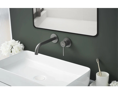 Waschbecken mit Armatur und Spiegel im Badezimmer