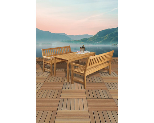 Holz Gartengarnitur mit Tisch und zwei Bänken auf Terrassenfliesen