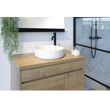 Badezimmer mit Waschtischunterschrank, Aufsatzwaschbecken und Armatur