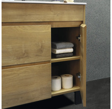 Waschbeckenunterschrank mit geöffneter Tür, Handtüchern und Toilettenpapier