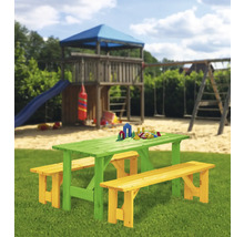 Kindersitzgruppe aus Holz mit Tisch und Bänken im Garten mit Spielplatz im Hintergrund