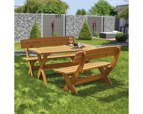 Holz Gartentischgruppe mit zwei Bänken auf einer Rasenfläche