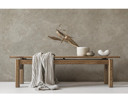 Holzbank mit Dekoration und Stofftuch