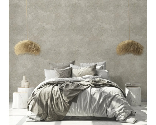 Helles Schlafzimmer mit Doppelbett, Kissen und zwei Hängelampen