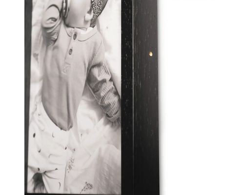 Schwarzer Bilderrahmen mit Foto eines Babys