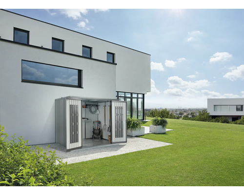 Garten Szene mit einem Geräteschuppen aus Metall an einer Hauswand