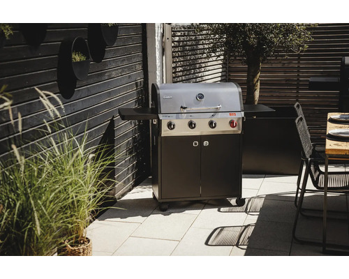 Enders Grillwagen mit drei Brennern und Seitentisch auf einer Terrasse.