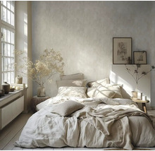 Helles Schlafzimmer mit Bett, Kissen, Decke, Bildern und Dekorationen