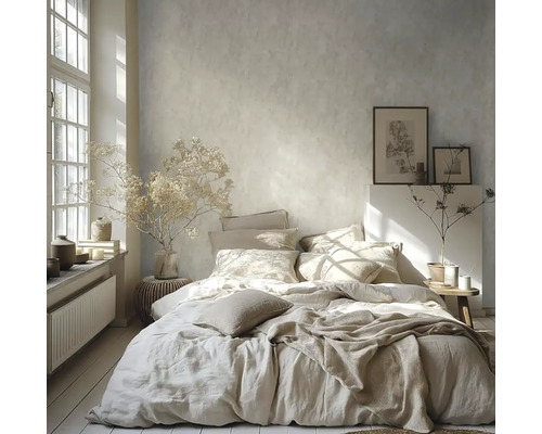 Helles Schlafzimmer mit Bett, Kissen, Decke, Bildern und Dekorationen