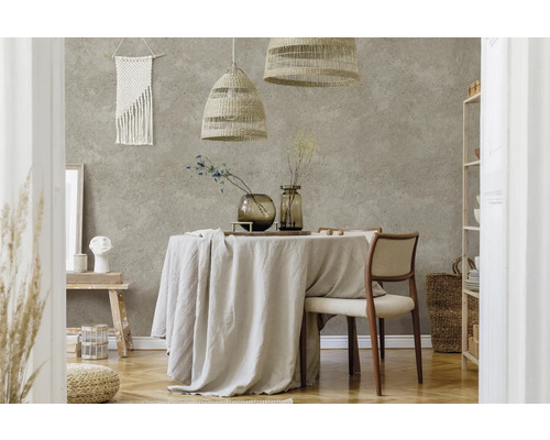 Dekoratives Esszimmer mit Tisch, Stühlen, Lampen und Wanddekoration