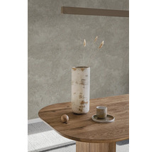 Dekorative Vase, Tasse und Kugel auf Holztisch vor beiger Wand