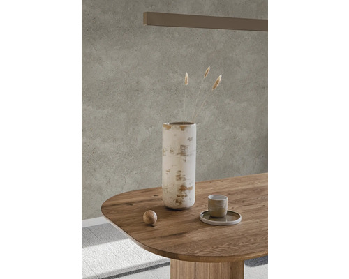 Dekorative Vase, Tasse und Kugel auf Holztisch vor beiger Wand