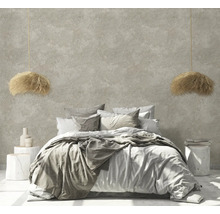 Schlafzimmer mit Bett, Kissen, Decke und zwei Lampen