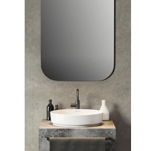 Modernes Badezimmer mit Spiegel, Aufsatzwaschbecken, Armatur und Handtuchhalter