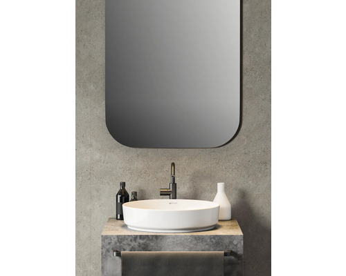 Modernes Badezimmer mit Spiegel, Aufsatzwaschbecken, Armatur und Handtuchhalter