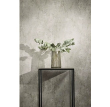 Dekorative Eukalyptuszweige in einer Glasvase auf einem schwarzen Metalltisch