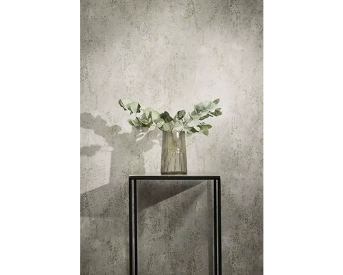 Dekorative Eukalyptuszweige in einer Glasvase auf einem schwarzen Metalltisch