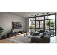Helles Wohnzimmer mit Sofa, Couchtisch und Fernsehgerät