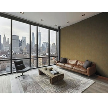 Wohnzimmer mit Ledersofa, Sessel, Holztisch und Ausblick auf die Skyline der Stadt