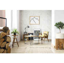 Wohnzimmer mit Sessel, Tisch und Dekoration