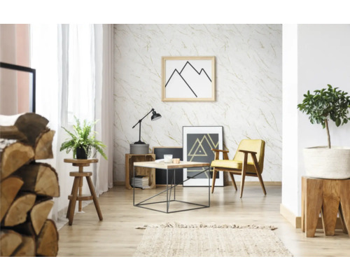 Wohnzimmer mit Sessel, Tisch und Dekoration