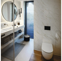 Modernes Badezimmer mit Waschtisch, Spiegel, Toilette und Fensterjalousien