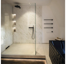 Badezimmer mit ebenerdiger Dusche, Handtuchhalter und Badewanne