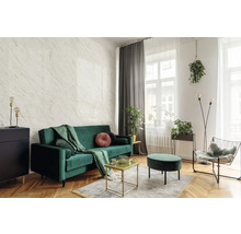 Wohnzimmer mit grünem Sofa, Couchtisch und dekorativen Elementen für ein stilvolles Ambiente.