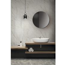 Badezimmer mit Waschtisch, Spiegel, Lampe und Wandfliesen in Marmoroptik.