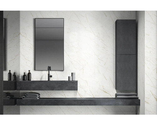 Badezimmer mit Waschbecken, Spiegel, Handtüchern, Schrank und Wandfliesen mit Marmormuster