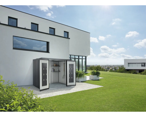 Gartenschrank aus Metall mit offenen Doppeltüren vor einem Haus