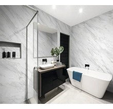 Modernes Badezimmer mit Dusche, Waschbecken, Spiegel und Badewanne vor einer Marmorwand