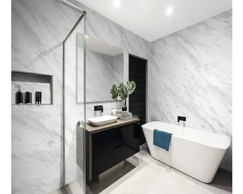 Modernes Badezimmer mit Dusche, Waschbecken, Spiegel und Badewanne vor einer Marmorwand